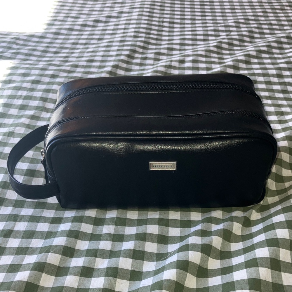 Black Men’s Leather Dopp Kit